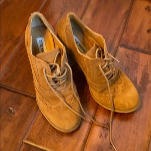 Steve Madden suede shoe